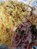 Arroz chumadito con corvina frita y curtido
