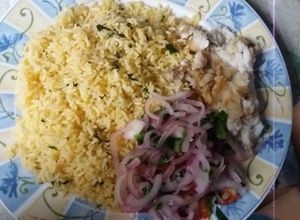 Una foto de Arroz chumadito con corvina frita y curtido