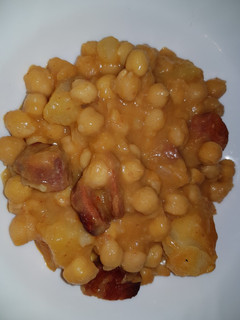 Una foto de Potaje de garbanzos con chorizo y patatas