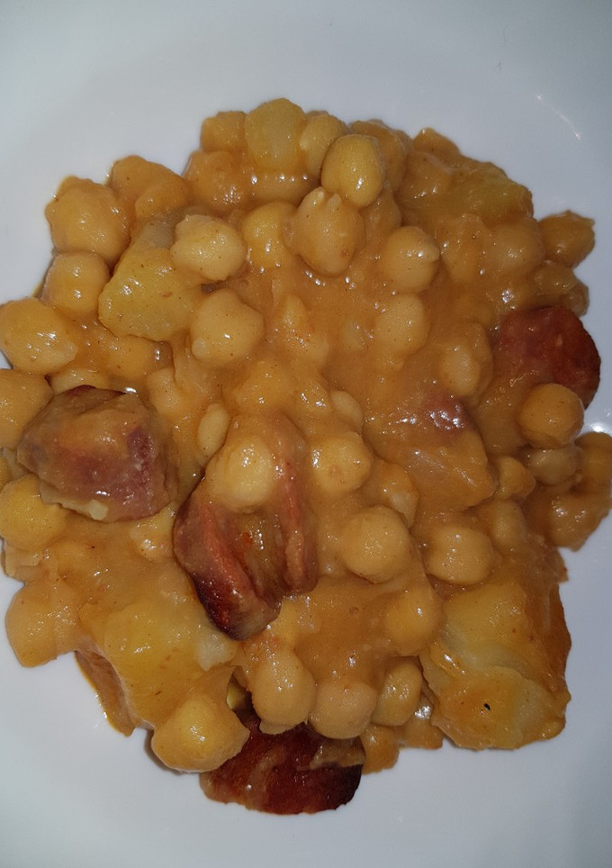 Una foto de Potaje de garbanzos con chorizo y patatas