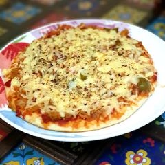 A picture of Chicken pizza😋.