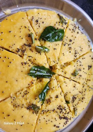 A picture of Gujarati khaman dhokla.