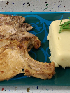 Una foto de Chuletas de cerdo con puré de patatas