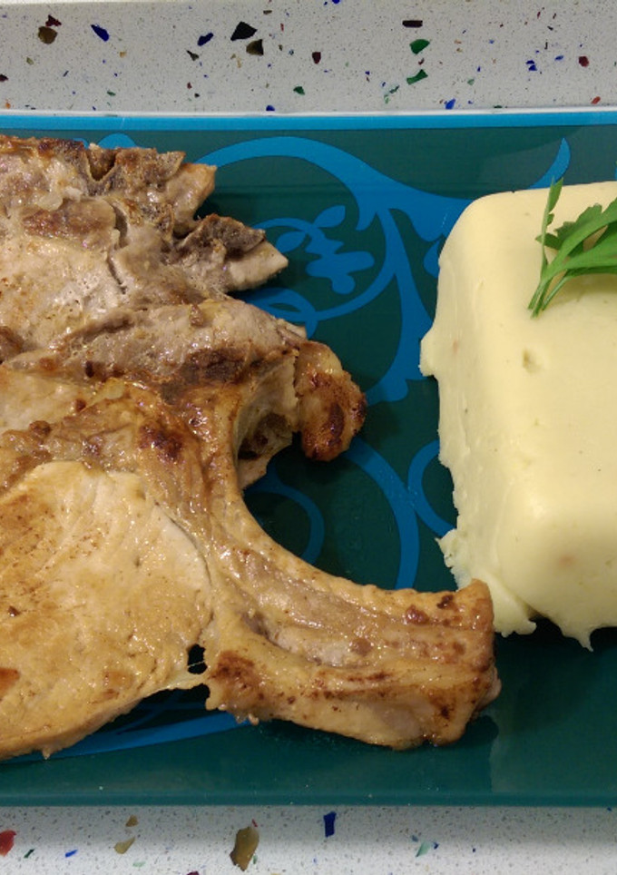 Una foto de Chuletas de cerdo con puré de patatas