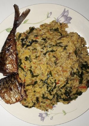 A picture of Vegetable palm oil rice with fried fish.