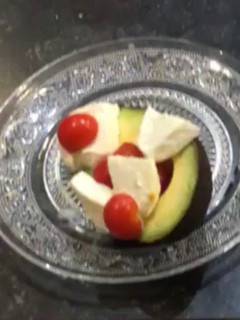 Une photo de Avocat mozzarella tomates