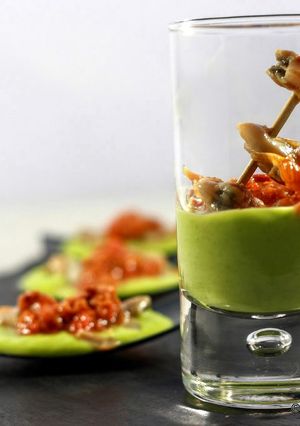 Una foto de Crema de guisantes, berberechos y caviar de erizo