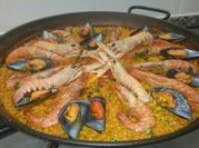 Una foto de paella rape
