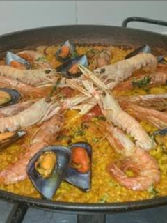 Una foto de Paella de marisco🦐🐙🐚🦀🥂😋