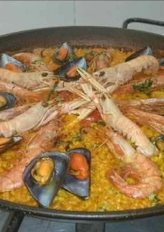 Una foto de Paella de marisco🦐🐙🐚🦀🥂😋