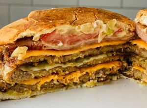 Una foto de Hamburguesas caseras (triple carne)