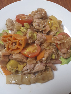 Una foto de Pasta con tomatitos, pollo y aguacate