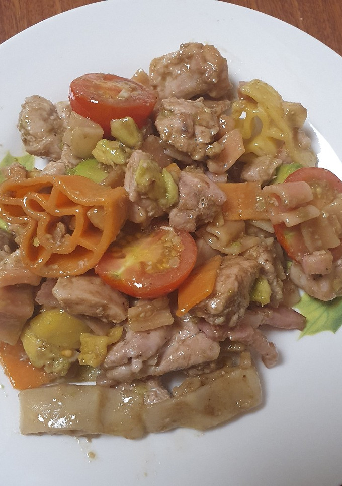 Una foto de Pasta con tomatitos, pollo y aguacate