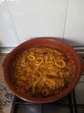 Arroz meloso con calamares y gambas en cazuela de barro