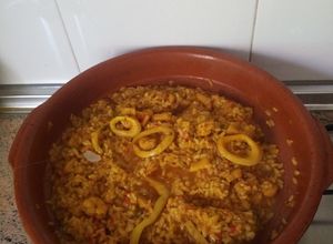 Foto principal de Arroz meloso con calamares y gambas en cazuela de barro