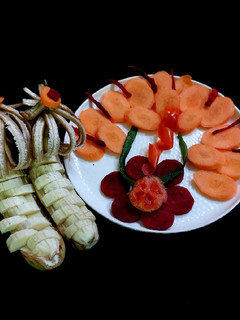 वैजी फ्रूट सलाद (Veggie Fruit Salad recipe in Hindi) रेसिपी मुख्य फोटो