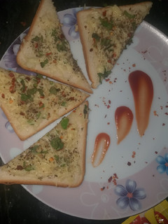 ચીઝ ગાર્લિક બ્રેડ(Cheese garlic bread recipe in gujarati) રેસીપી મુખ્ય ફોટો