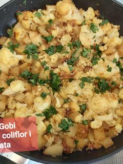 Una foto de Comida india Aloo Gobi