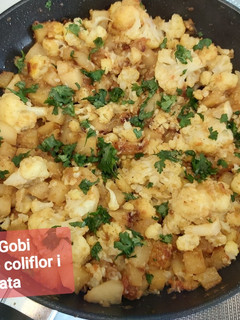 Una foto de Comida india Aloo Gobi