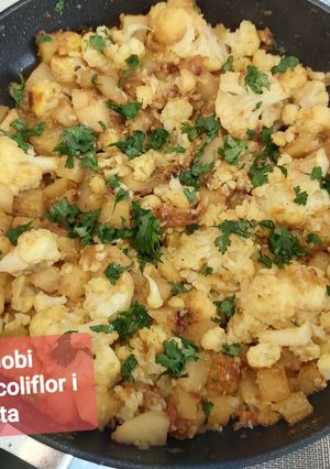Una foto de Comida india Aloo Gobi