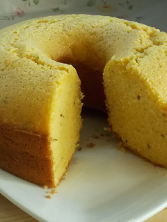 Una foto de Bolo de fuba o Torta de harina de maíz en licuadora