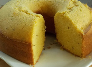 Una foto de Bolo de fuba o Torta de harina de maíz en licuadora