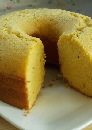 Una foto de Bolo de fuba o Torta de harina de maíz en licuadora