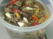 Una foto de berenjenas en escabeche tradicional