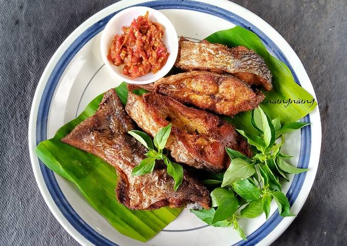 Resep mudah buat Ikan Goreng bumbu kunyit  menggugah selera