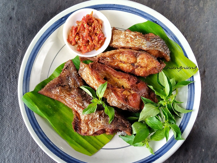  Resep mudah buat Ikan Goreng bumbu kunyit  menggugah selera