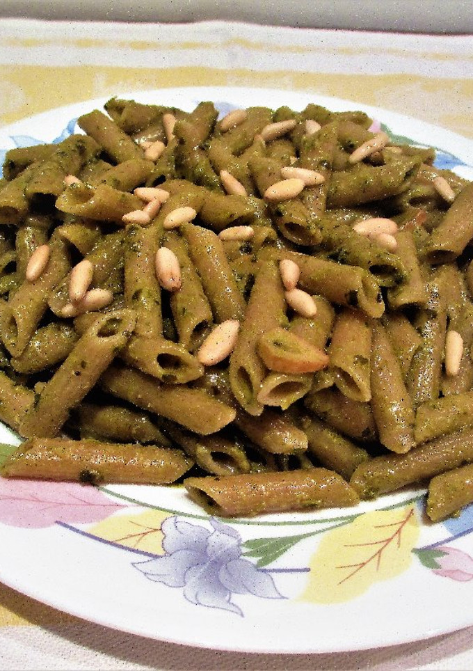 Una foto de Macarrones con salsa pesto - veggie