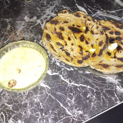 Haray lehsan wali Karhi aur bajray ki roti A picture of Haray lehsan wali Karhi aur bajray ki roti.