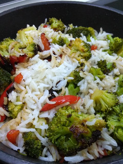 Una foto de Arroz Basmati con brócoli y pimiento rojo