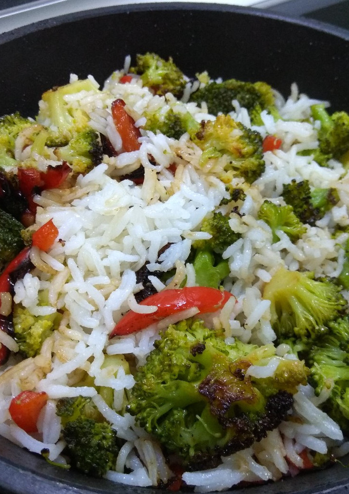 Una foto de Arroz Basmati con brócoli y pimiento rojo