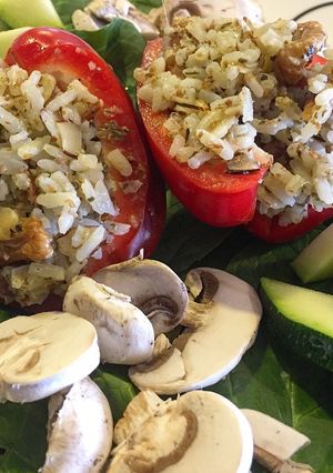 Una foto de Mini Pimentón "relleno" sobre cama de espinaca y vegetales🥗