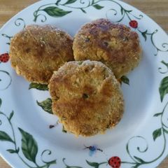 A picture of Lee's Easy Salmon Patties (Cakes Croquettes).