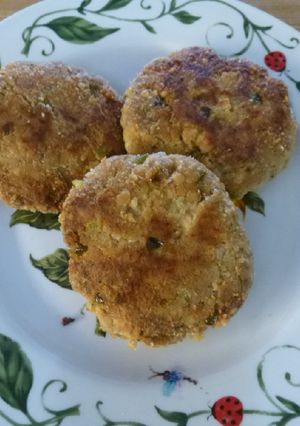 A picture of Lee's Easy Salmon Patties (Cakes Croquettes).