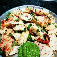 A picture of #chutney & dip# Mint & Raw Mango ki Chutney with Suji Dhokla.