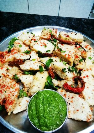 A picture of #chutney & dip# Mint & Raw Mango ki Chutney with Suji Dhokla.
