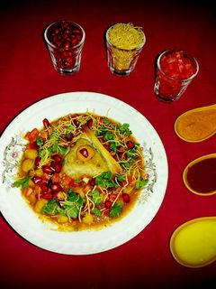 બેકડ સમોસા વીથ છોલે ચાટ(Baked Samosa with Chhole Chat Recipe in Gujarati) રેસીપી મુખ્ય ફોટો
