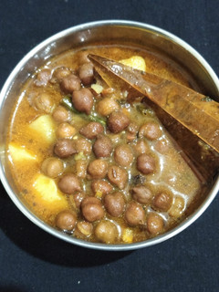 आलू और काले चने की सब्जी (Aloo aur kale chane ki sabzi recipe in Hindi) रेसिपी मुख्य फोटो
