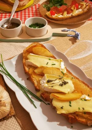 Une photo de Tartine camembert/ compote de pomme