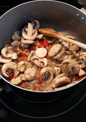 صورة لوصفة شوربة المشروم و الفلفل الأحمر الحلو