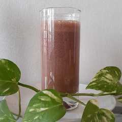 Una foto de Smoothie choco-frutilla🍫🍓