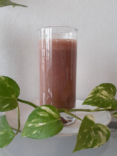 Una foto de Smoothie choco-frutilla🍫🍓