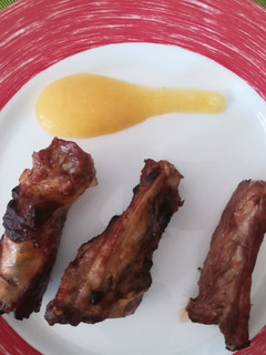 Una foto de Costilla de cerdo con compota de manzana