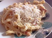 Una foto de tagliatelle a la carbonara