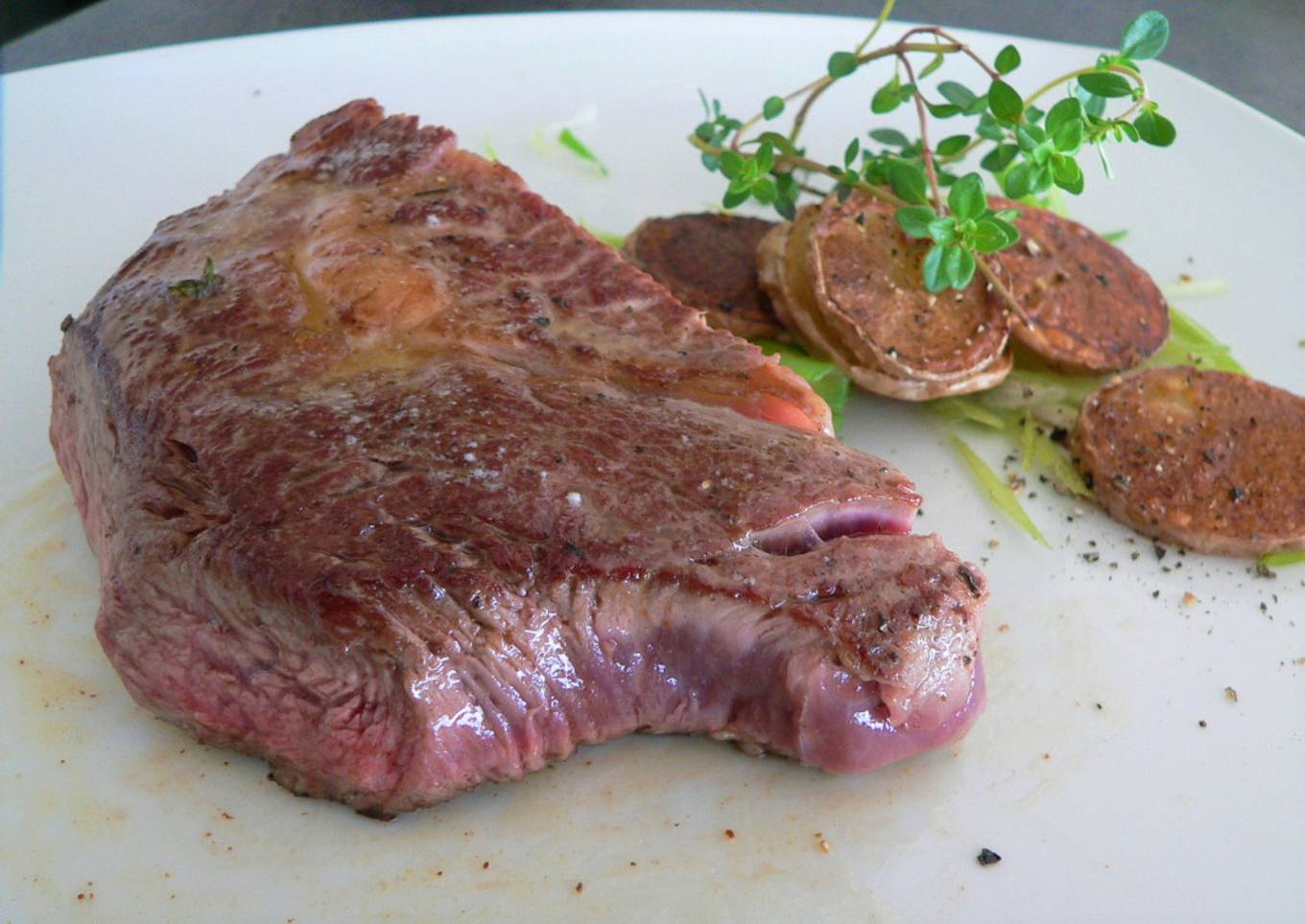 Entrecôte au poivre et sa pomme de terre à la peau