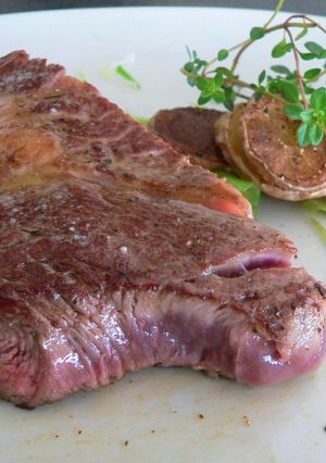 Une photo de Entrecôte au poivre et sa pomme de terre à la peau