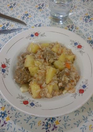 Una foto de Guiso de Arroz con Albodiguitas Fácil